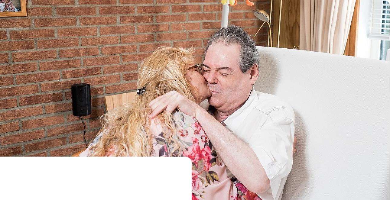 Mw Demmers kust haar man